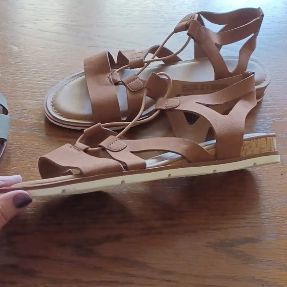 Shoe bundle Womens sandals time and tru olive and tan color size 10 never worn - Picture 5 of 5